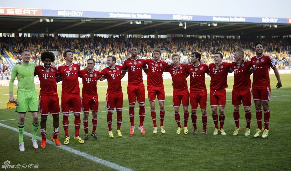 东契奇最新搞笑广告：向博班裁判和Woj道歉 送上签名鞋赔罪（东契奇爆笑新广告：向博班、裁判与Woj致歉，奉上签名球鞋赔礼）