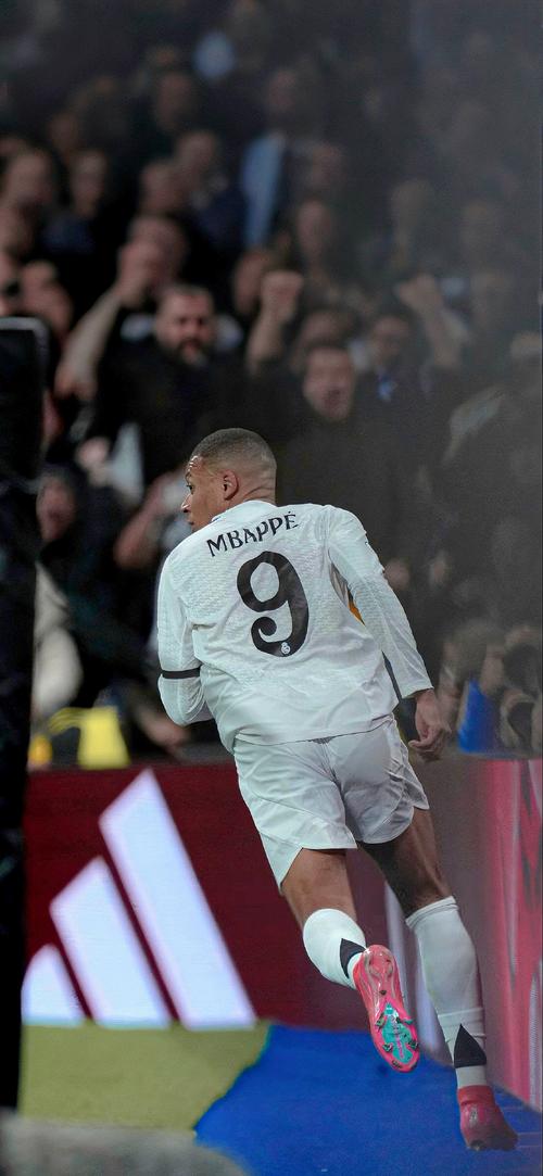 万箭齐发！扬布拉德三分命中，雷霆将优势扩大到50分（火力全开！扬布拉德命中三分，雷霆将分差拉至50分）