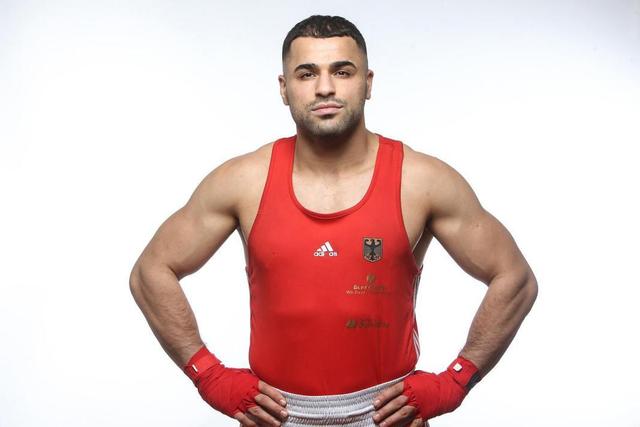 图片报：拜仁三将晒AI生成胡子照片，参与活动呼吁关注男性健康（图片报：拜仁三将晒AI胡须照，参与公益活动呼吁关注男性健康）