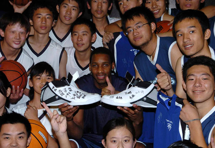 篮球盛宴已就位！主场门票火热在售（篮球狂欢即将开场，主场门票火爆开售）