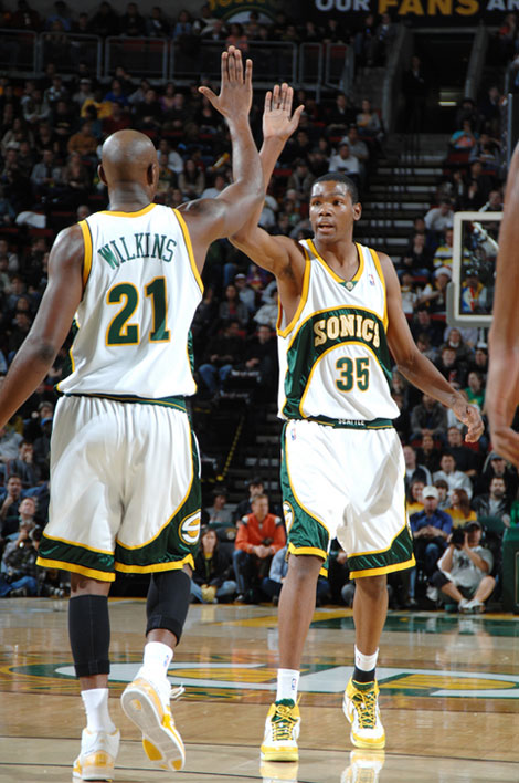 意媒：基耶萨可能冬窗回意甲，国米和米兰都在密切关注（意媒：基耶萨或在冬窗重返意甲，国米与米兰紧盯进展）