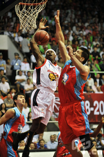 奇闻揭秘：巴西球星自掏腰包加盟中超，为追逐梦想付出数十万代价（巴西球星为圆梦自费数十万加盟中超）