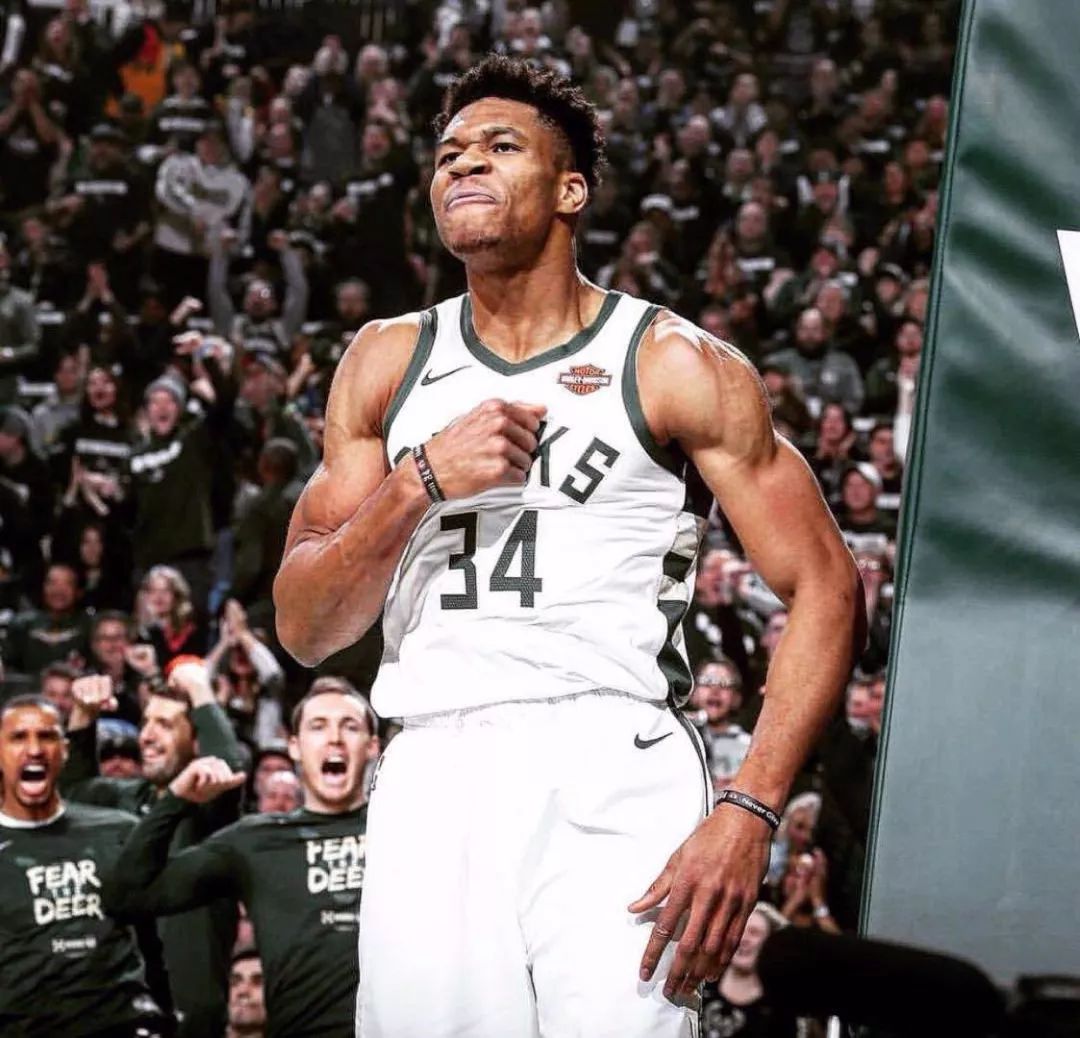 扛起球队进攻！基昂特·乔治半场18分5助攻带队压制湖人（基昂特·乔治火力全开：半场18分5助攻，率队压制湖人）