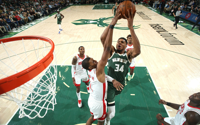 巴萨后防失误不断（巴萨防线频频出错）