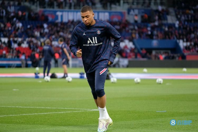 养伤期间看看球，阿什拉夫现场观看埃尔切vs皇马（阿什拉夫养伤期现身看台，观战埃尔切对皇马）